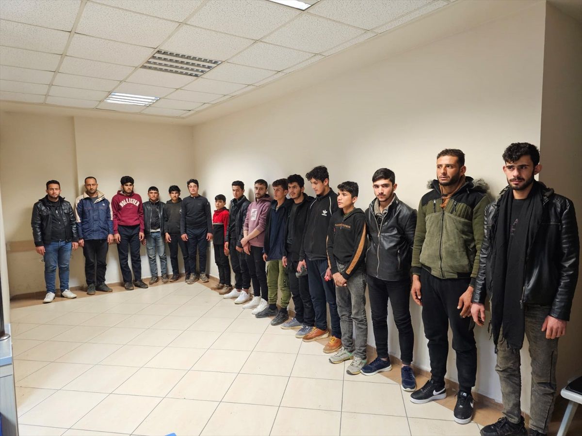 İskenderun\'da 16 düzensiz göçmen yakalandı, 1 şüpheli gözaltına alındı