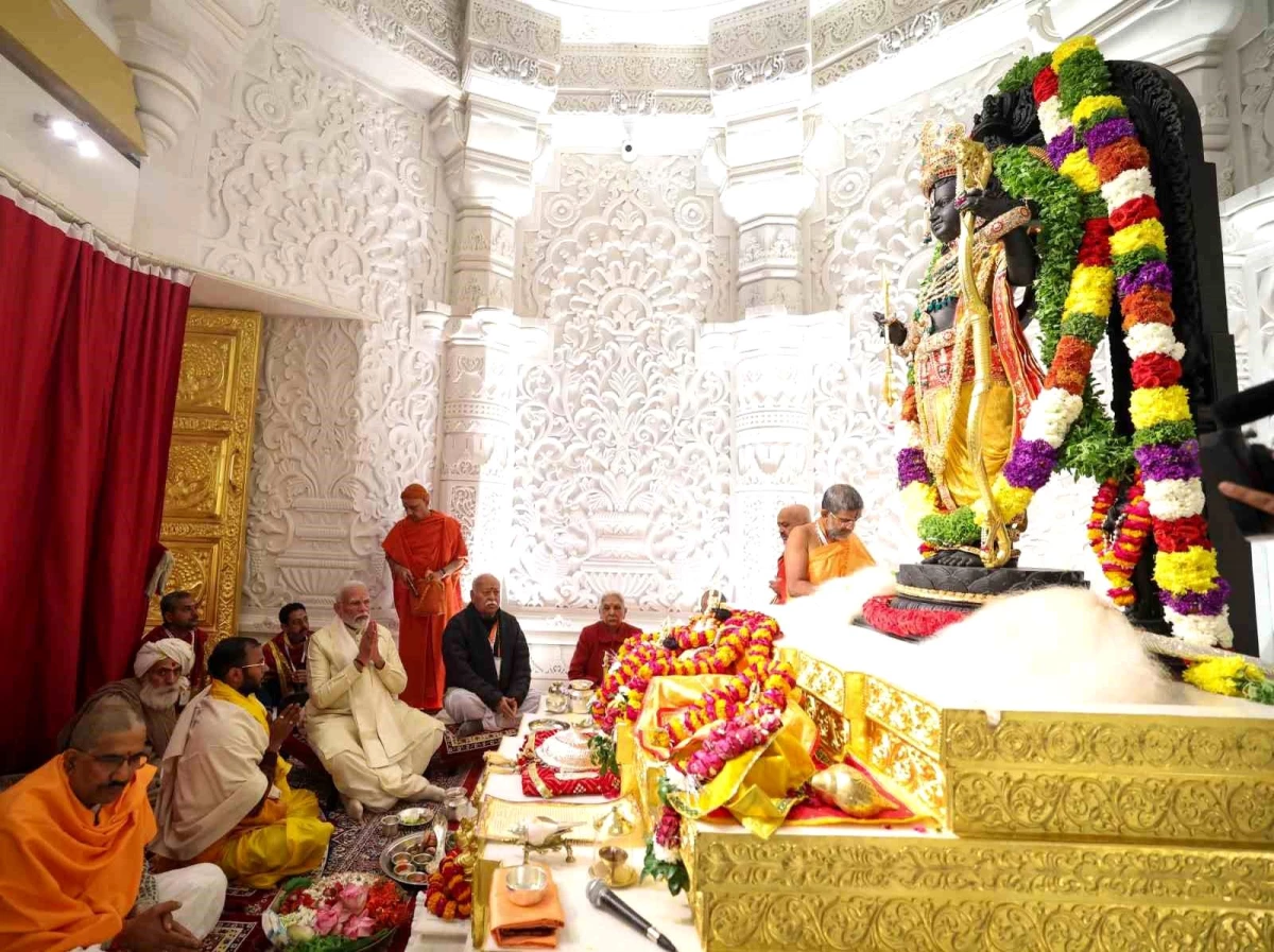Hindistan\'da Babri Camisi\'nin yerine tapınak açıldı