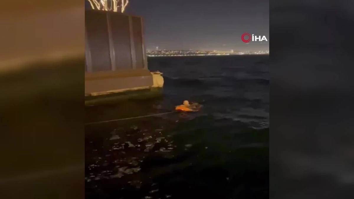 İstanbul Boğazı\'nda can pazarı! Vapurdan düşen şahsı, denize atlayan midyeci kurtardı