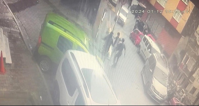 Kağıthane'de kız meselesi kavgası: Arkadaşının başına bıçak sapladı Kağıthane'de kız meselesi kavgası: Arkadaşının başına bıçak sapladı