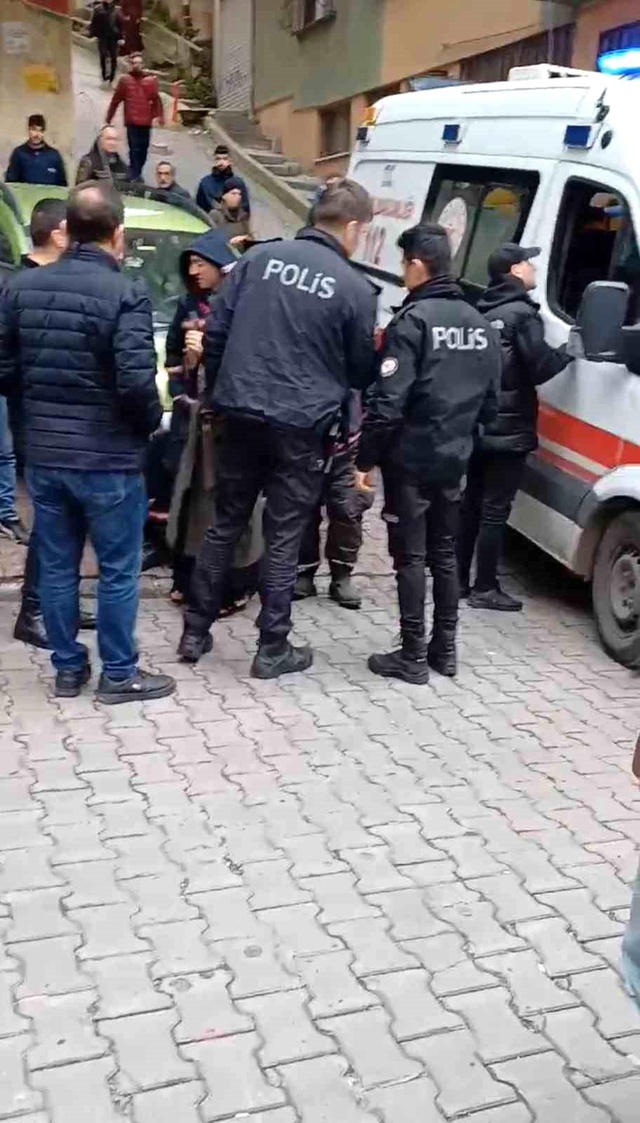 Kağıthane'de kız meselesi kavgası: Arkadaşının başına bıçak sapladı Kağıthane'de kız meselesi kavgası: Arkadaşının başına bıçak sapladı