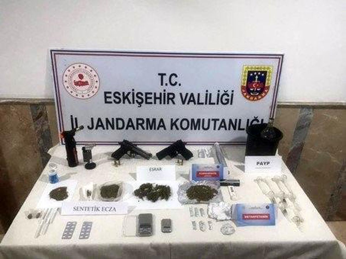 Eskişehir\'de jandarma operasyonu: 6 şüpheli uyuşturucu satmaya çalışırken yakalandı