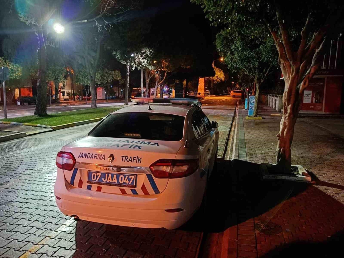 Alanya\'da yapılan trafik uygulamasında 6 araç trafikten men edildi