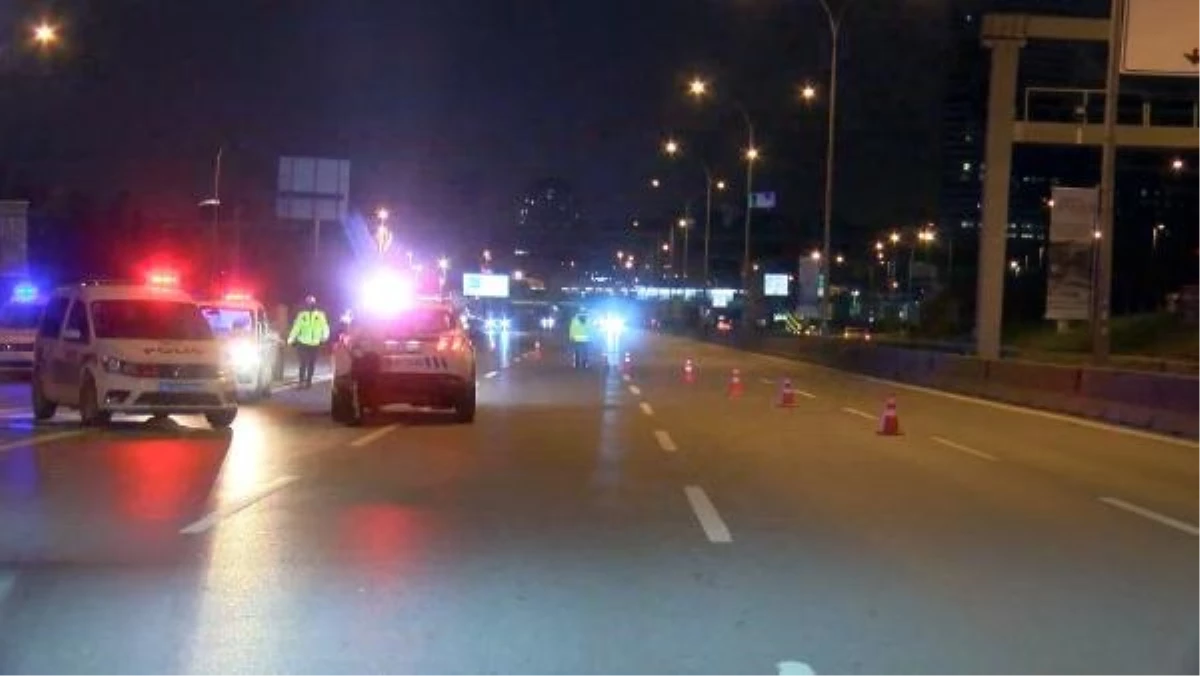 Kadıköy\'de otomobil bariyerlere çarptı: 3 yaralı