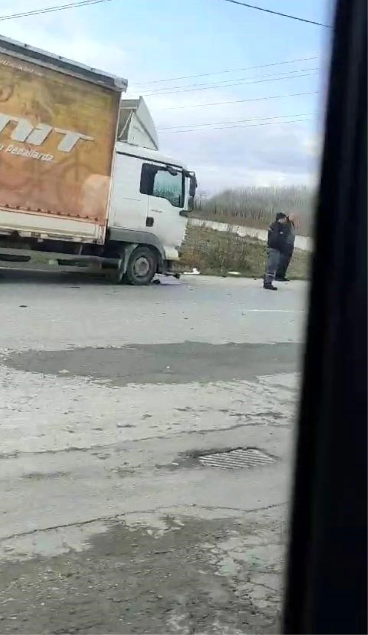 Akyazı\'da Kamyon ve Otomobil Kafa Kafaya Çarpıştı: 1 Yaralı