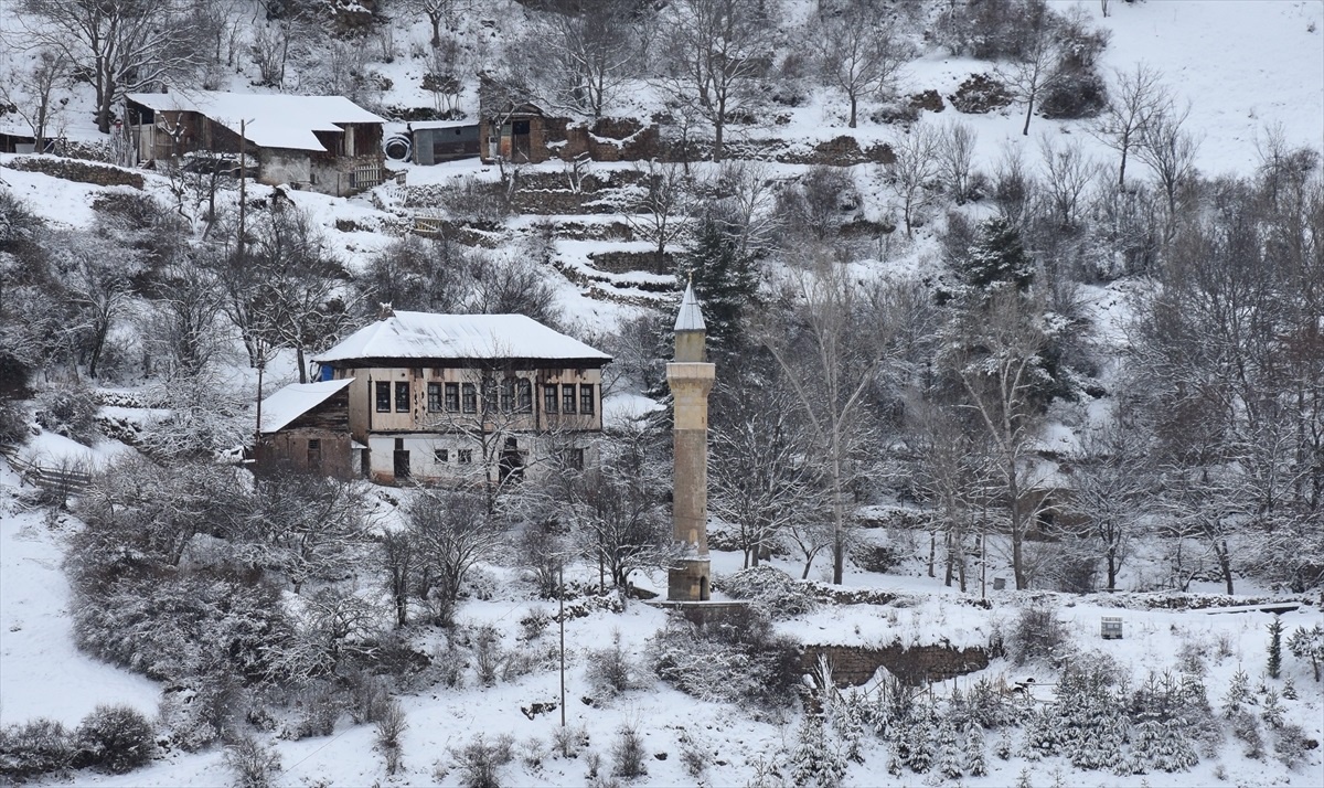 Kar Yağışı Nedeniyle 220 Köy Yolu Ulaşıma Kapandı