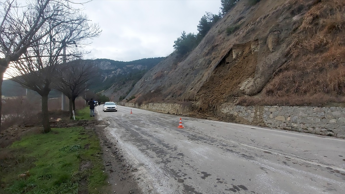 Karabük-Zonguldak kara yolunda heyelan nedeniyle ulaşım tek şeritten sağlanıyor