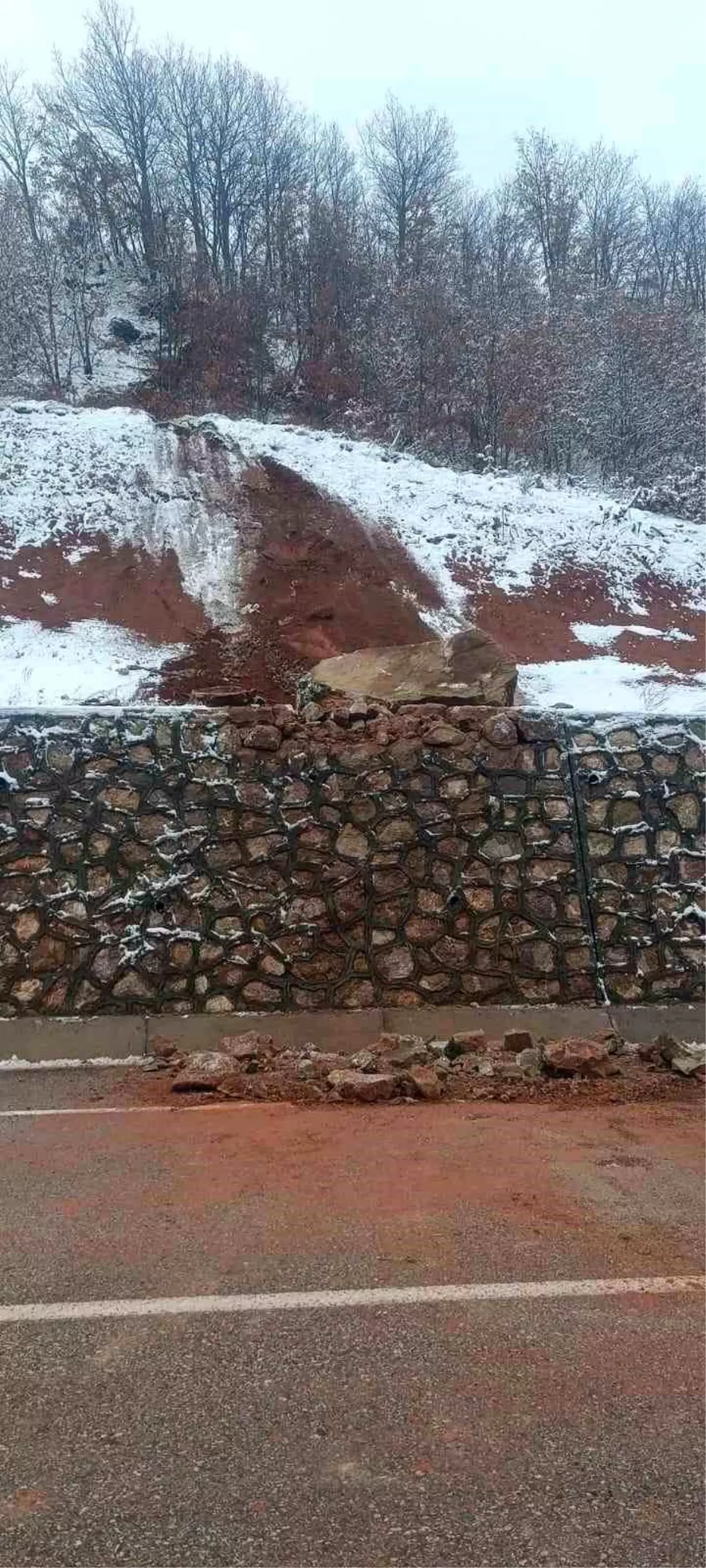 Tokat-Almus karayolunda heyelan meydana geldi