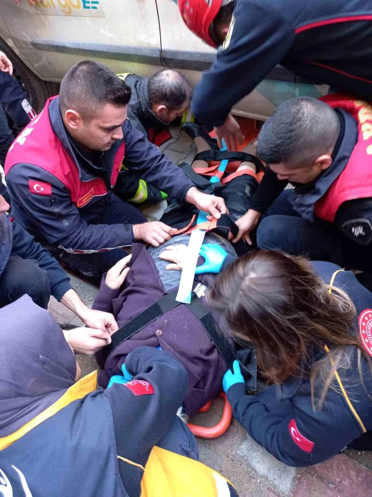 Aydın\'ın Efeler ilçesinde geri manevra yapan PTT kargo aracının altında kalan yaşlı kadın itfaiye ekipleri tarafından kurtarıldı