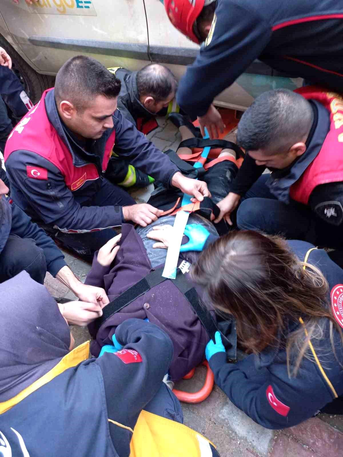 Aydın\'da geri manevra yapan kargo aracının altında kalan yaşlı kadın hayatını kaybetti