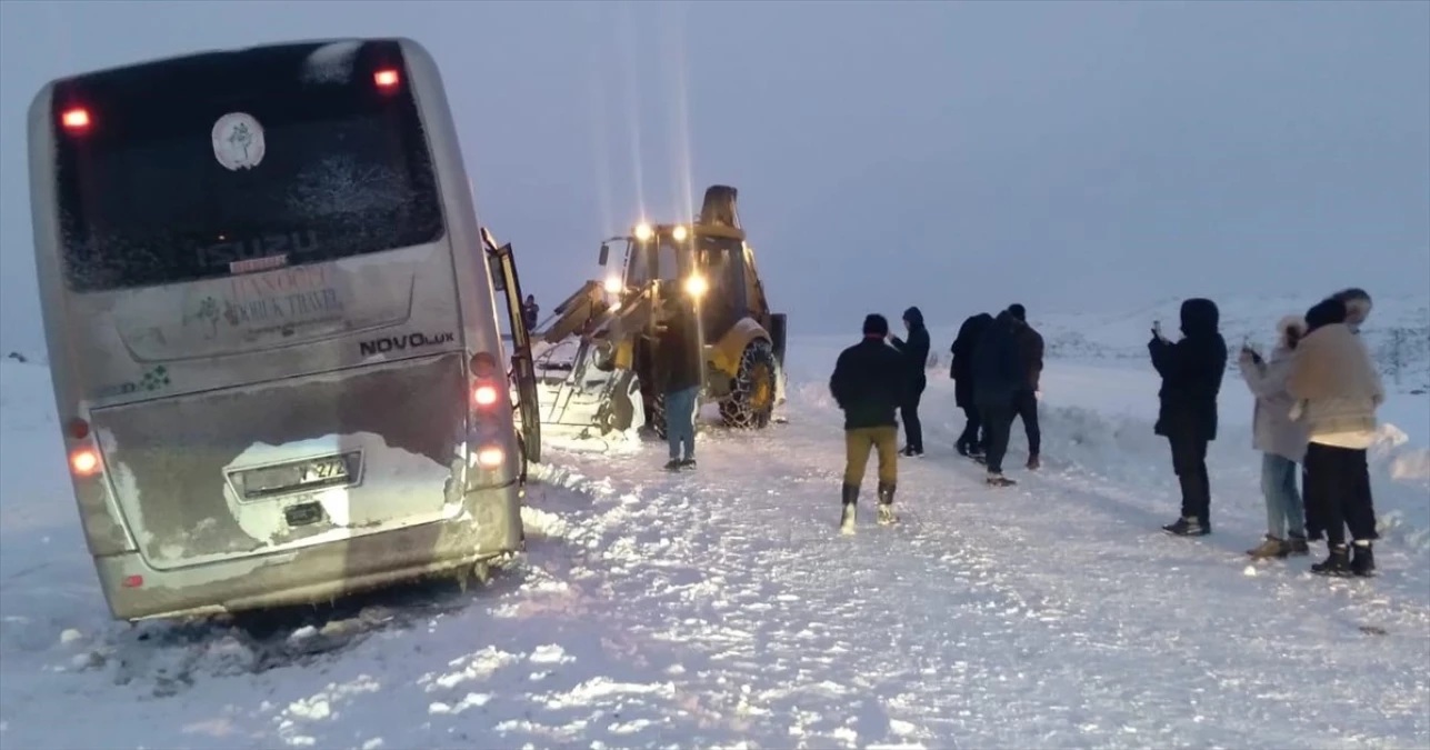 Kars\'ta Kar ve Tipi Nedeniyle Saplanan Tur Otobüsündeki 30 Kişi Kurtarıldı
