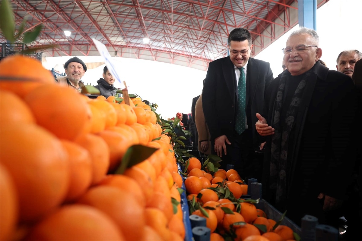 Kayseri Büyükşehir Belediye Başkanı İldem Pazarı\'nda Esnaflarla Buluştu