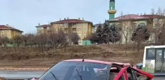 Kayseri'de trafik levhasına çarpan otomobilde 2 kişi yaralandı