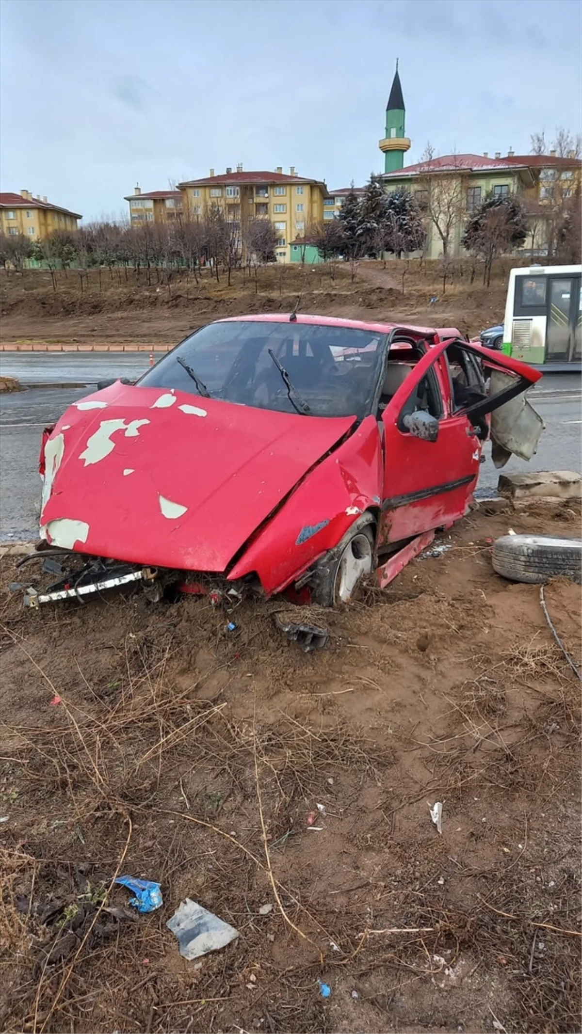 Kayseri\'de trafik levhasına çarpan otomobilde 2 kişi yaralandı