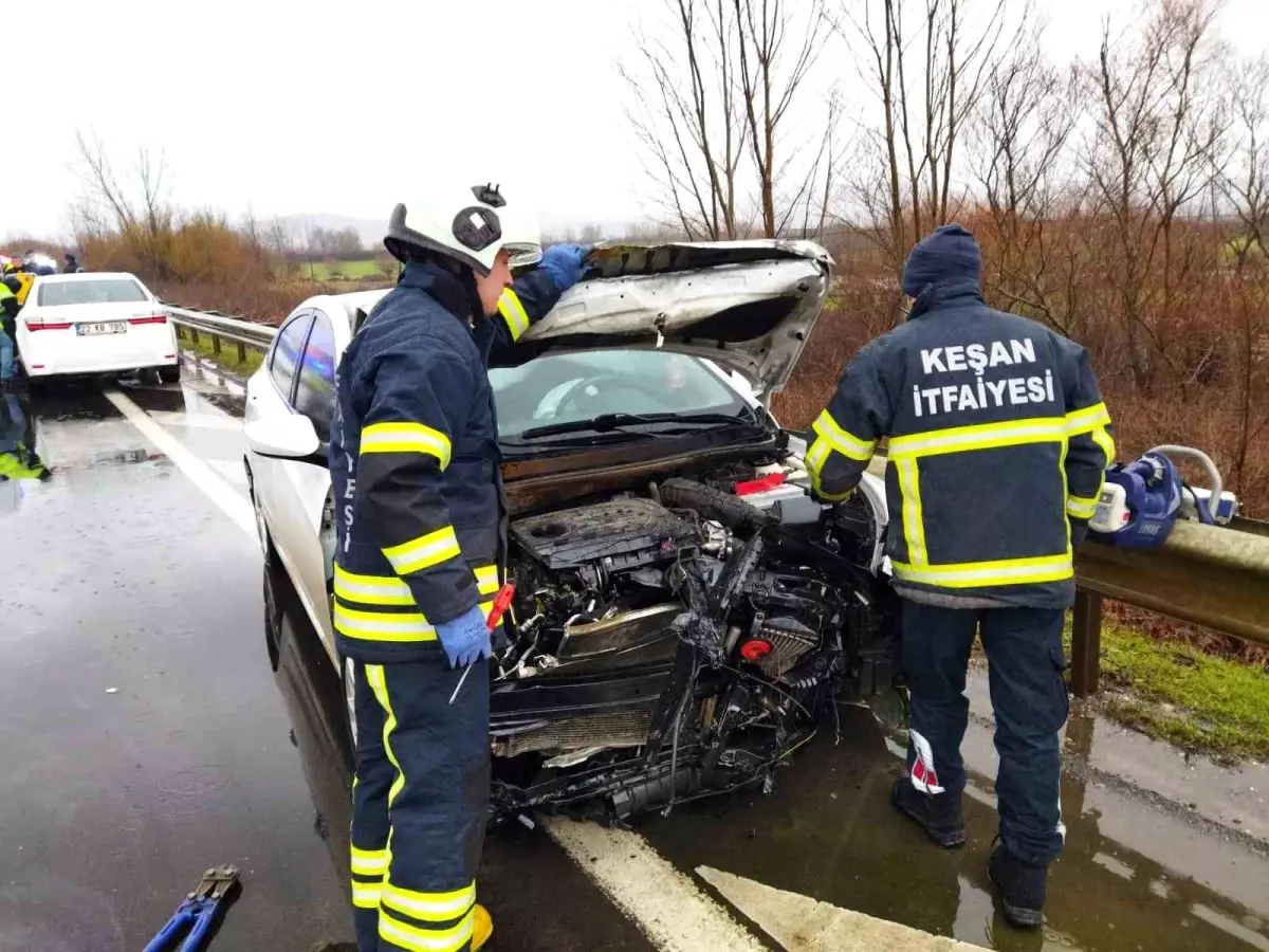 Keşan\'da kaygan yolda trafik kazası: 4 yaralı