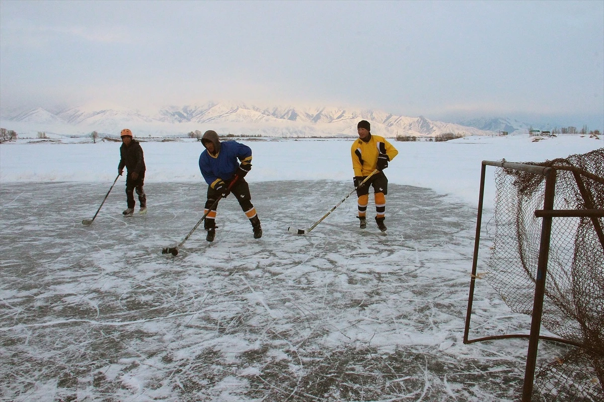Kırgızistan\'da Dolon köyünde buz hokeyi büyük ilgi görüyor