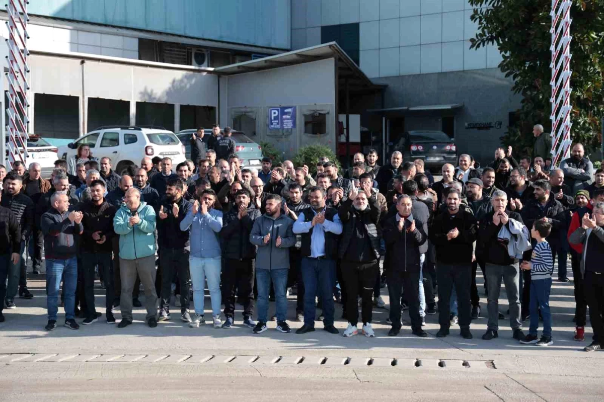 Adana\'da 2 Aydır Maaşlarını Alamayan İşçiler Eylem Yaptı