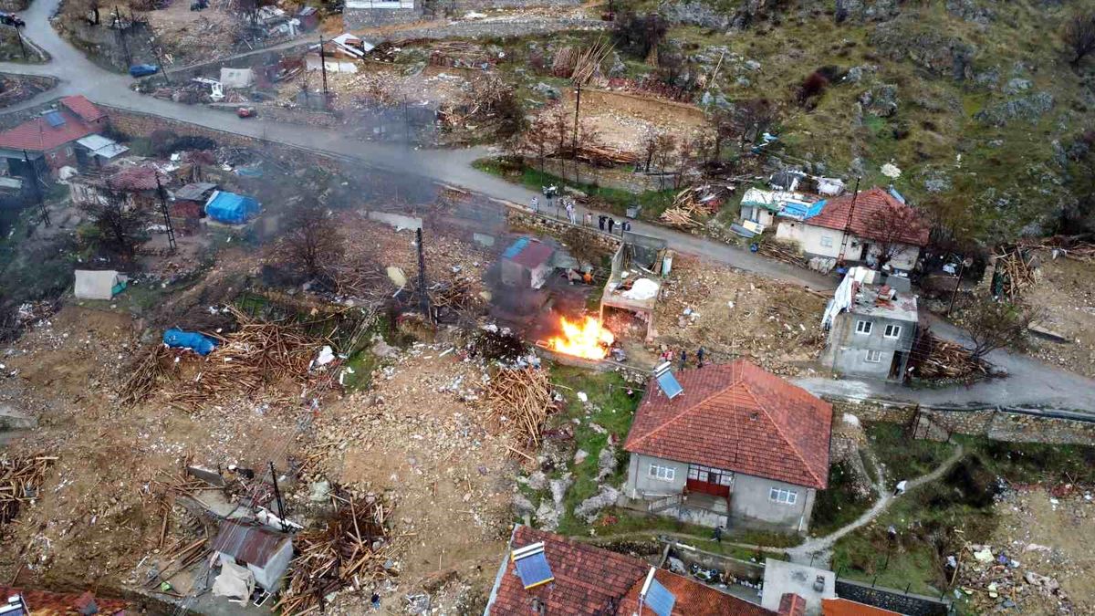 Malatya\'da bir depremzedeye ait çadırda yangın çıktı