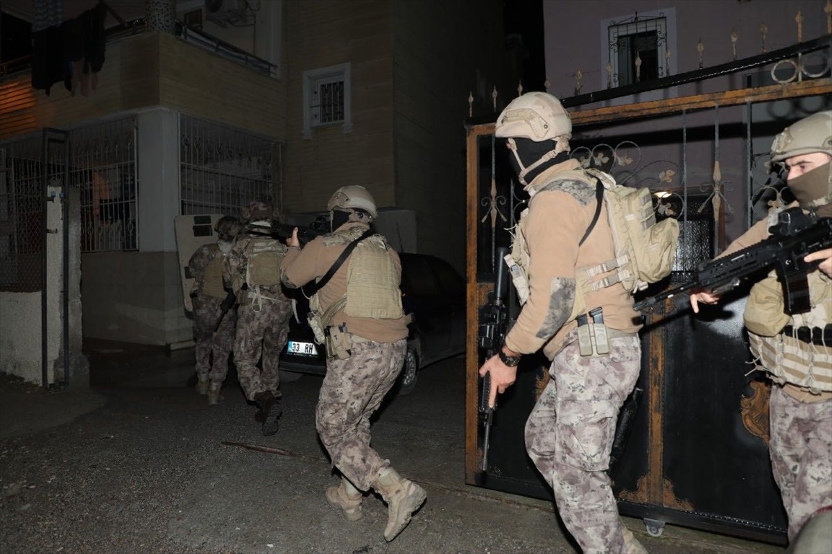 Mersin\'de Gümrük Kaçağı Cep Telefonu Ticareti Operasyonu: 13 Gözaltı