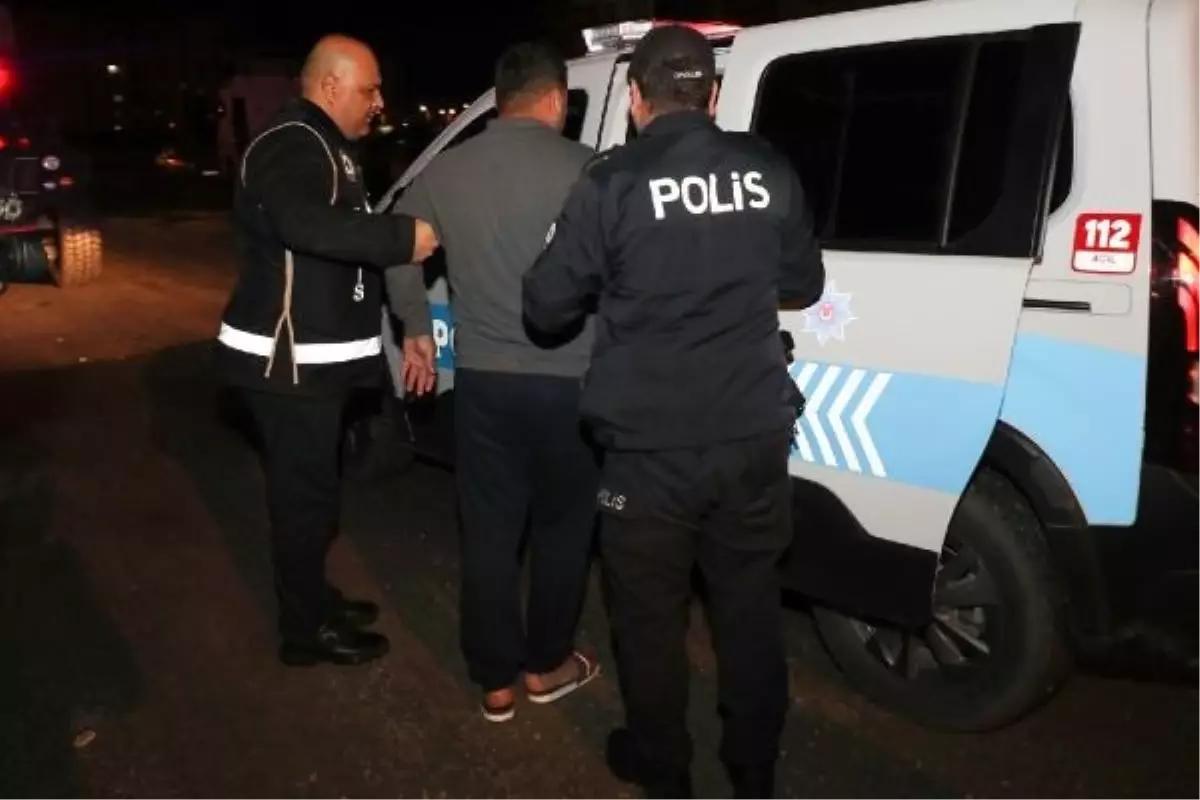 Tarsus'ta Gümrük Kaçağı Cep Telefonu Operasyonu: 13 Şüpheli Yakalandı