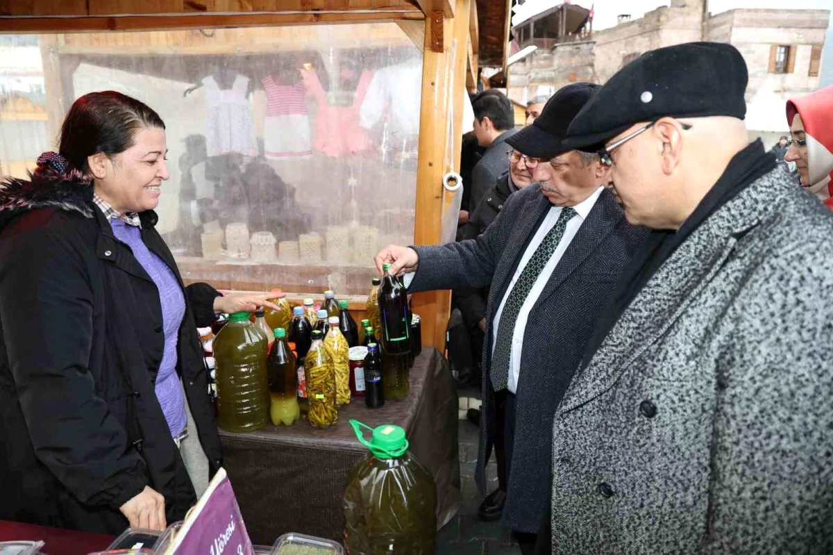 Talas Belediye Başkanı Mustafa Yalçın ve Milletvekili Murat Cahid Cıngı Maharetli Eller Kadın Üretici Pazarı\'nı ziyaret etti