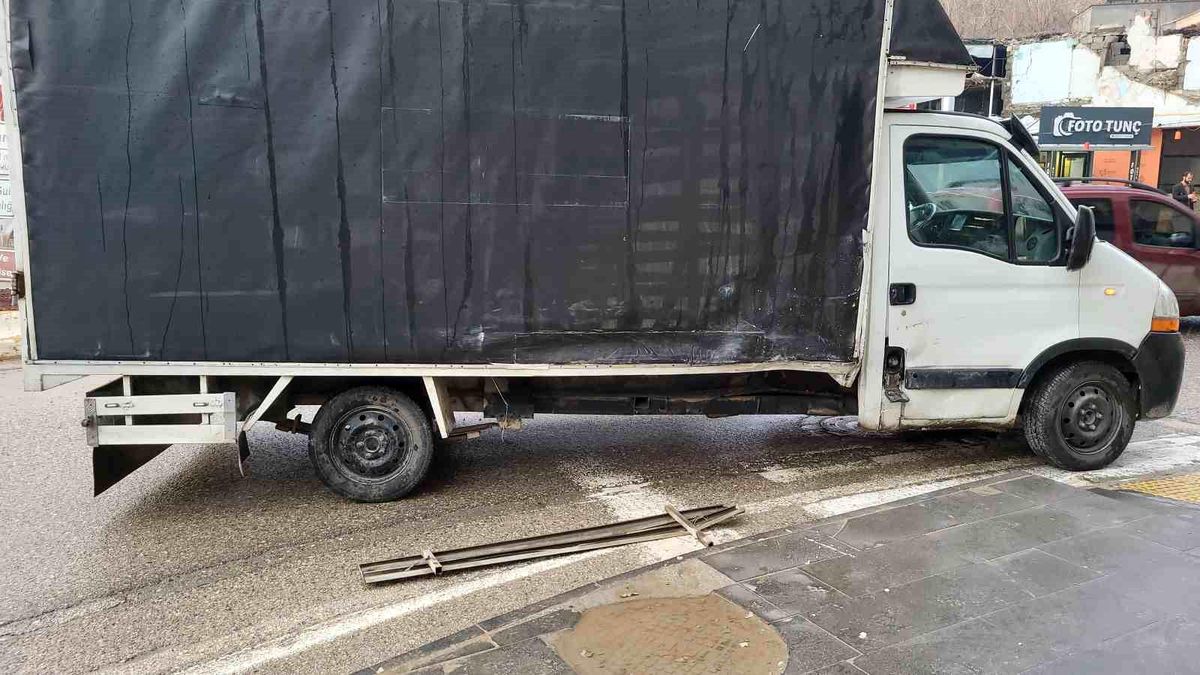 Adıyaman\'da minibüs ile kamyonet çarpıştı: 3 yaralı