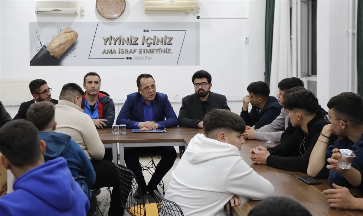 Nevşehir Belediye Başkanı Mehmet Savran, TÜGVA üyesi gençlerle buluştu