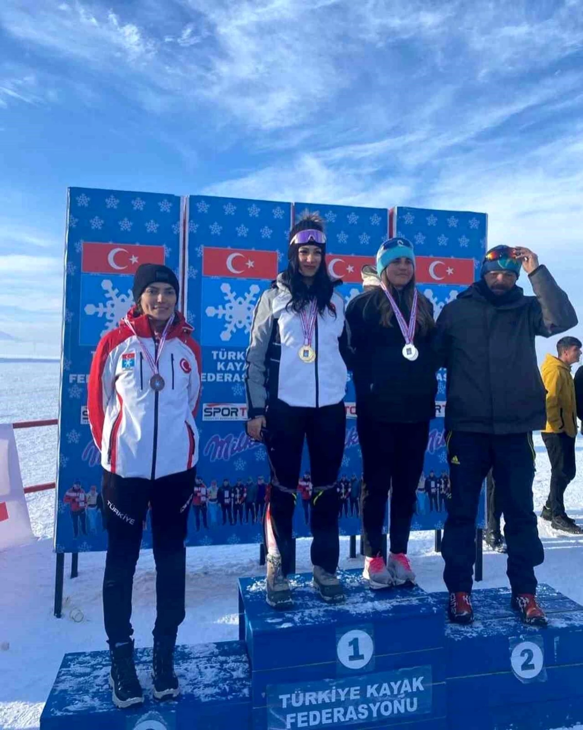 Niğdeli Sporcu Ebru Tuncer Türkiye Kayak Şampiyonası\'nda 1. Oldu