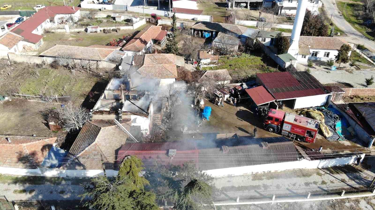 Edirne\'de ineklerden sağılan sütün kaynatılması sonucu yaşlı çiftin evi küle döndü