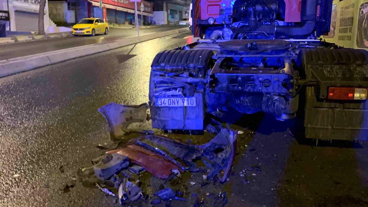 Arnavutköy\'de Otomobil Kontrolden Çıkarak Tıra ve Başka Bir Otoya Çarptı