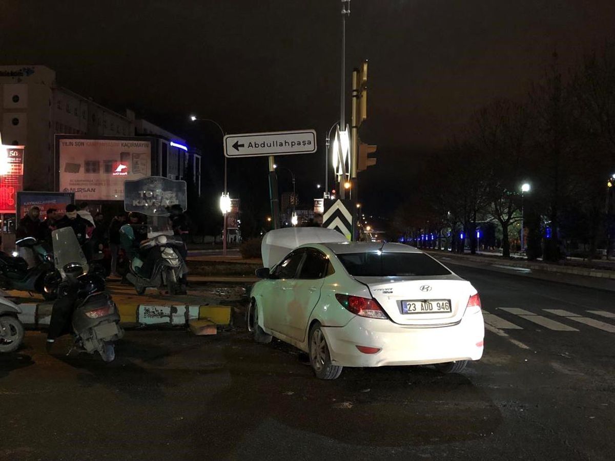 Elazığ\'da Kontrolden Çıkan Otomobil Levha Direğine Çarptı: 1 Yaralı