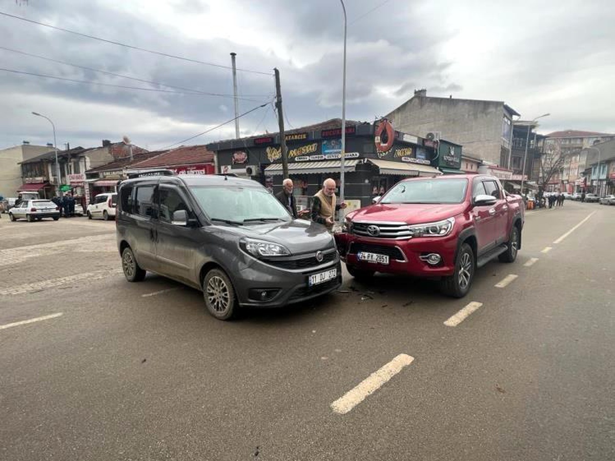 Bilecik\'te Trafik Kazası: Maddi Hasar Oluştu