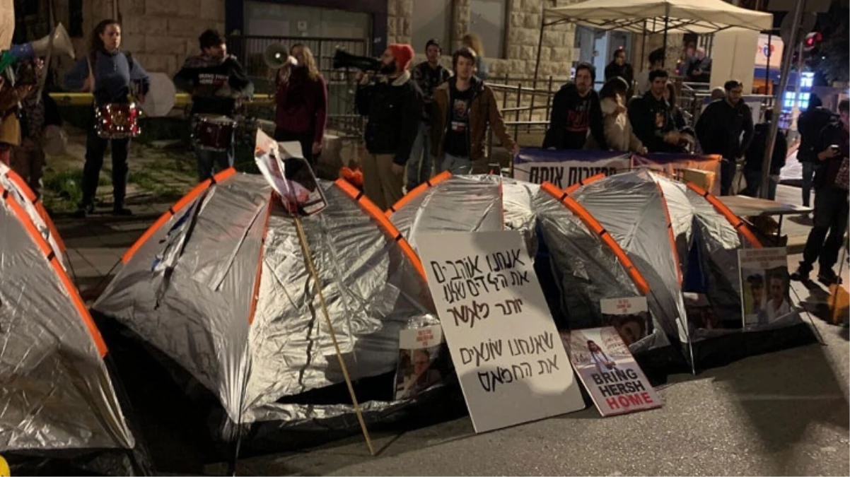 İsrail\'de rehine aileleri ve protestocular, Netanyahu\'nun evinin önünde çadır kurdu