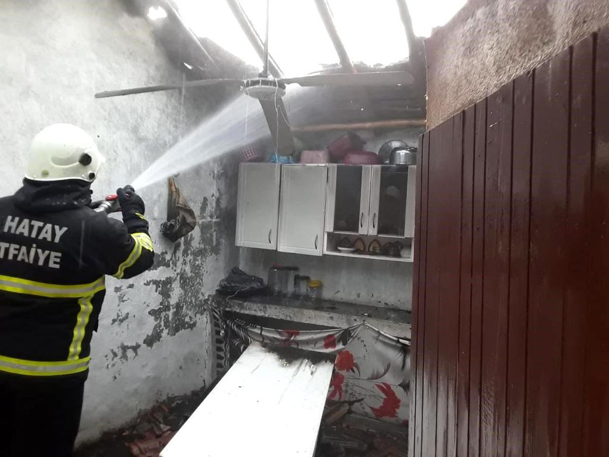 Hatay Reyhanlı\'da meydana gelen ev yangını söndürüldü