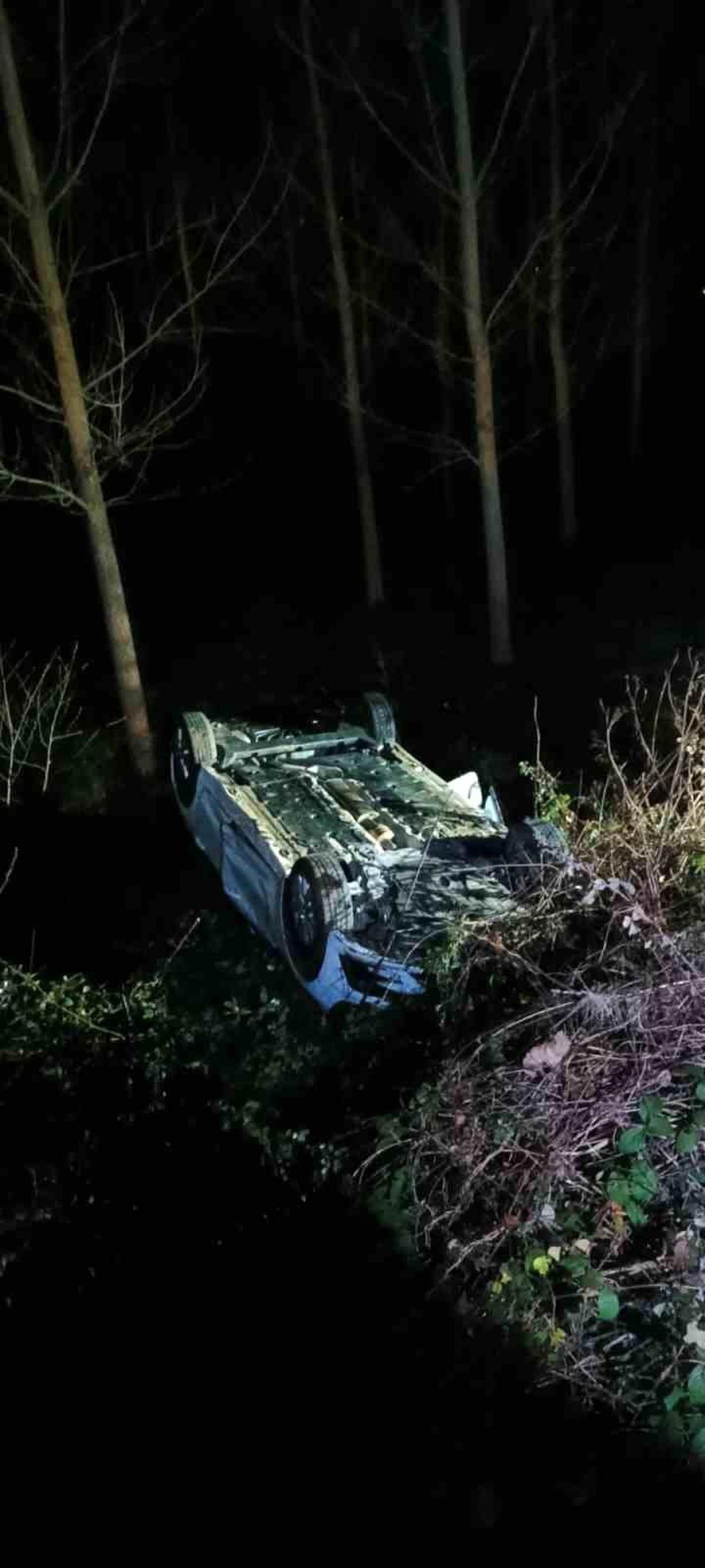 Bartın\'da Otomobil Şarampole Yuvarlandı: 2 Genç Burnu Bile Kanamadan Kurtuldu