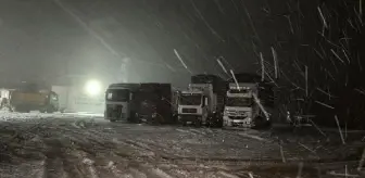 Sivas Karayolu Üzerinde Kar Yağışı Nedeniyle Ulaşımda Aksamalar Yaşandı