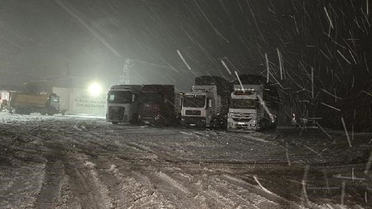Sivas Karayolu Üzerinde Kar Yağışı Nedeniyle Ulaşımda Aksamalar Yaşandı