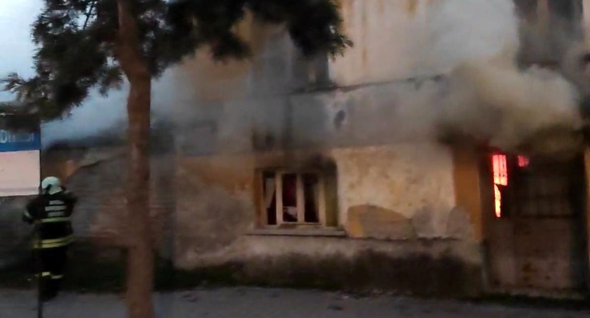 Aydın\'ın Söke ilçesinde metruk bina yangında kullanılamaz hale geldi