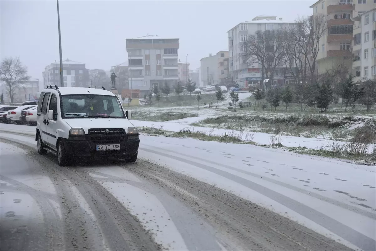 Tekirdağ\'ın bazı ilçelerinde kar yağışı etkili