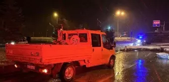 Tokat'ta kar yağışı nedeniyle TIR devrildi, çevre yolu ulaşıma kapandı