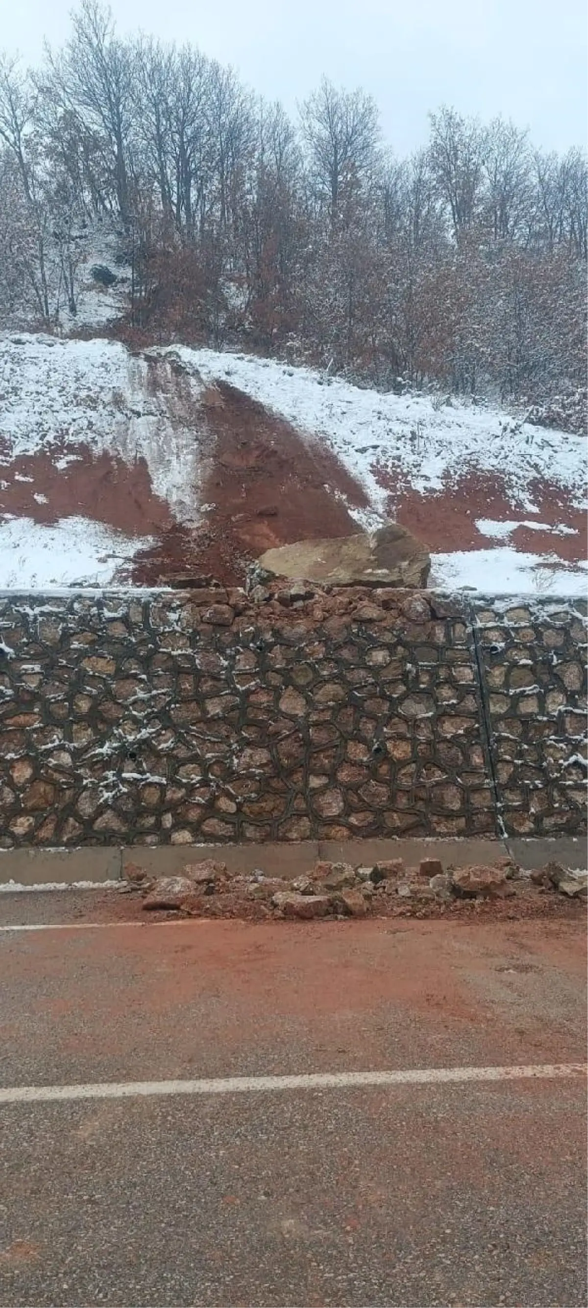 Tokat Almus\'ta Yağışlar Sonucu Kaya Parçaları Yolu Kapattı