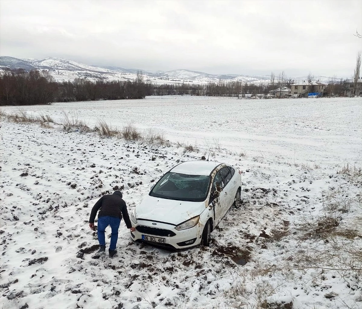 Tokat\'ta Otomobil Şarampole Devrildi: 6 Yaşındaki Çocuk Yaralandı