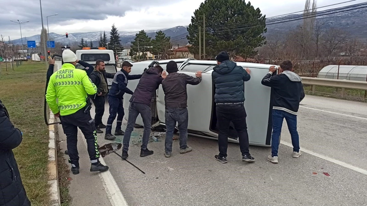 Tokat-Turhal Karayolunda Kontrolden Çıkan Otomobil Ters Döndü
