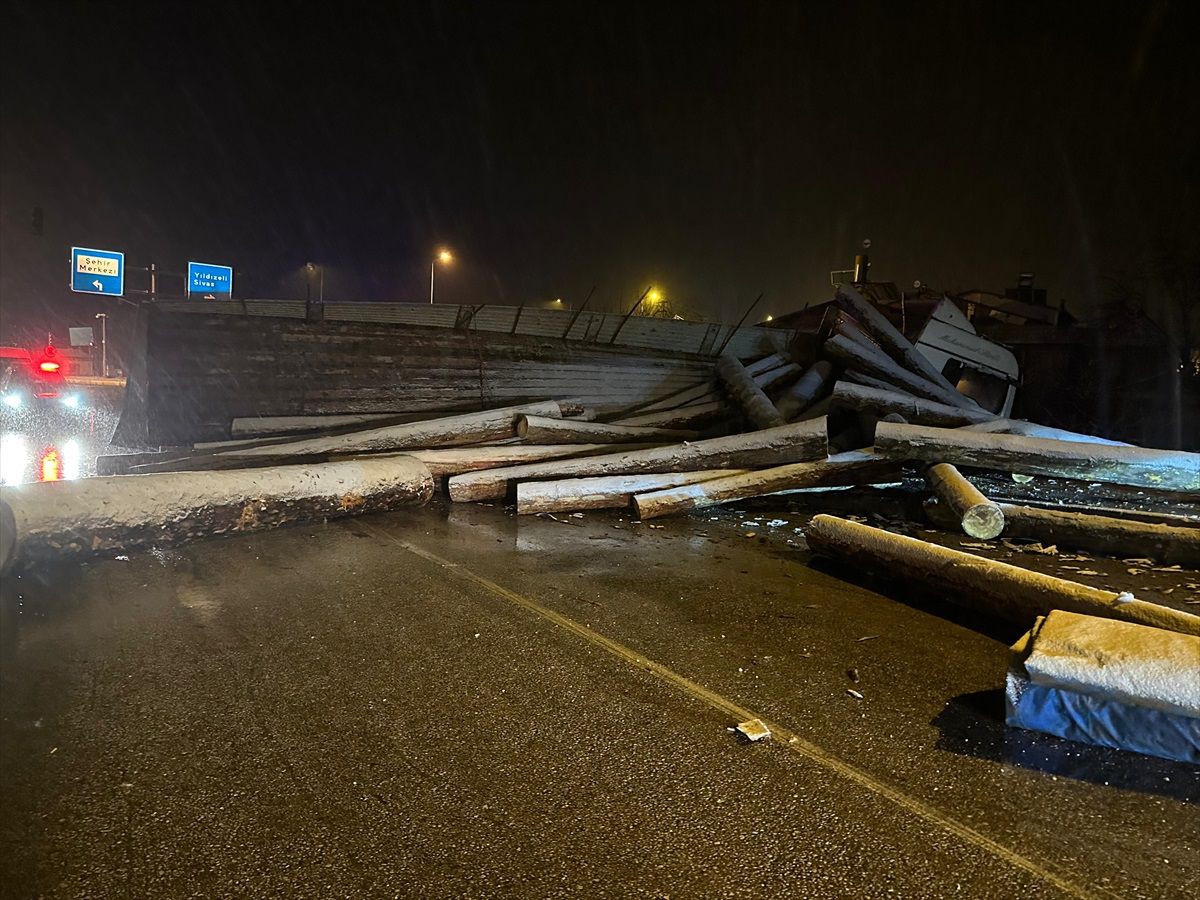 Tokat\'ta Tomruk Yüklü Tırın Devrilmesi Sonucu Çevre Yolu Ulaşıma Açıldı
