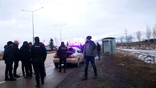 Erzurum'da trafikte yol verme tartışmasında polise bıçakla saldırdı Erzurum'da trafikte yol verme tartışmasında polise bıçakla saldırdı