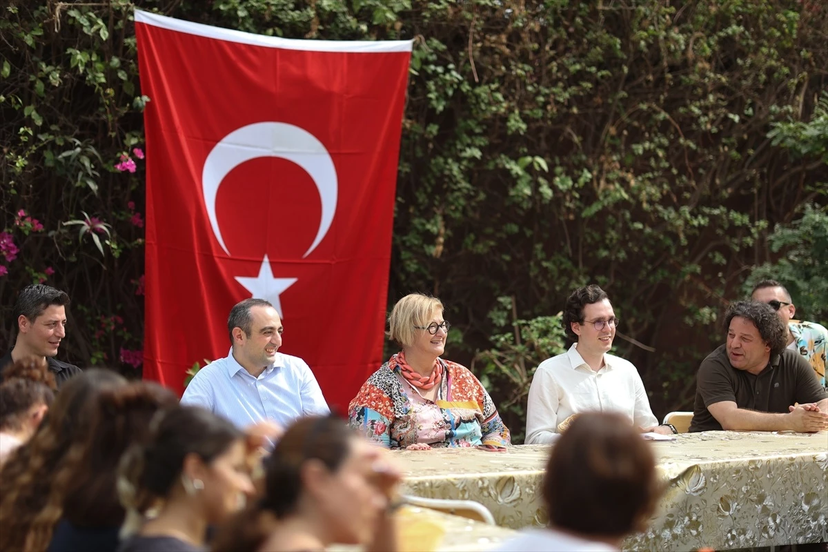 Türkiye\'nin Dakar Büyükelçisi Nur Sağman, Saly\'de Türklerle Buluştu