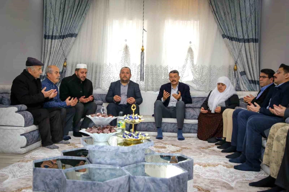 Hakkari Valisi Ali Çelik, Şehit Mehmet Kaya\'nın ailesini ziyaret etti