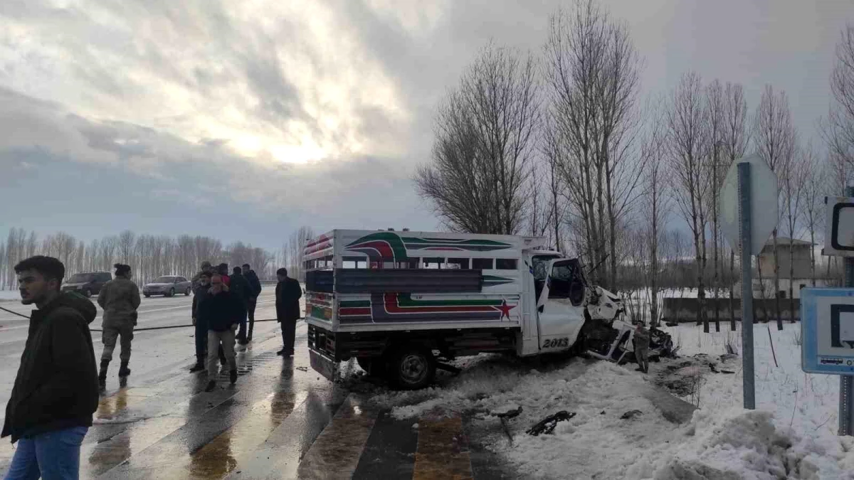 Van\'da Kamyonetlerin Çarpışması Sonucu 7 Kişi Yaralandı
