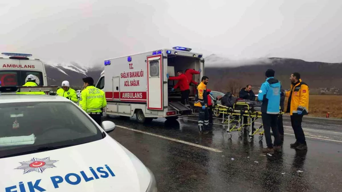 Van\'ın Gevaş ilçesinde trafik kazası: Yaralıların sayısı 27\'ye yükseldi