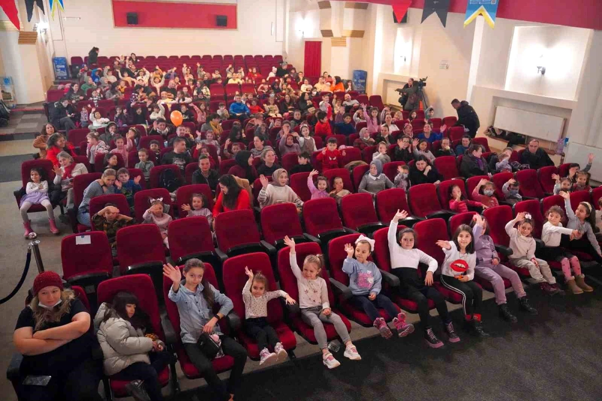 Tepebaşı Belediyesi Çocuklara Ücretsiz Tiyatro Gösterimi Düzenledi